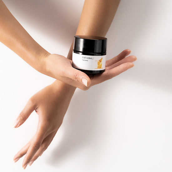 A hands holding rationale the creme 1